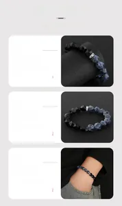Dettaglio del bracciale in agata blu con pietre nere sfaccettate e distanziatori metallici