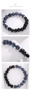 Dettaglio del bracciale con agata blu, perline nere sfaccettate e distanziatori in argento
