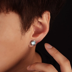 Orecchino magnetico Mobius in metallo argento con pietra di luna su orecchio di un modello