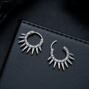 Punk-Stil Silber Titanstahl Spike-Ohrringe mit Wabenstruktur auf schwarzem Leder