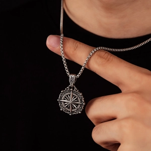 Pendentif boussole vintage en argent pour homme avec chaîne box solide et détails gravés