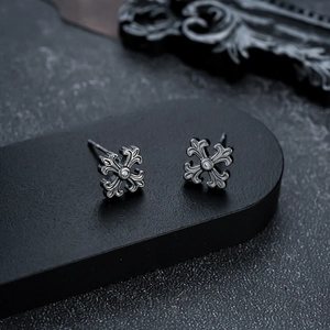 Vue détaillée des boucles d'oreilles croix gothique vintage avec zircon blanc sur fond noir