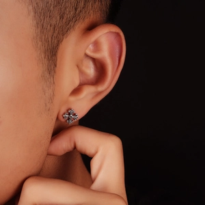 Clou d'oreille vintage en argent oxydé avec croix fleur de lys pour hommes tendance