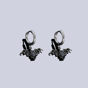 Boucles d'oreilles chauve-souris gothiques avec ailes gravées et pierre noire à facettes