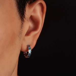 Gros plan d'une boucle d'oreille anneau argentée avec cœurs en émail bleu pour homme