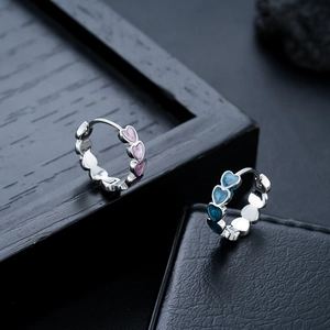 Boucles d'oreilles créoles cœur en émail rose et bleu roi avec métal argenté chic