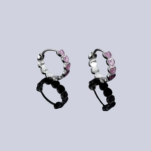Boucles d'oreilles créoles argentées avec cœurs en émail violet sur fond réfléchissant