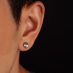 Clou d'oreille masque alien avec yeux en zircon porté par un mannequin