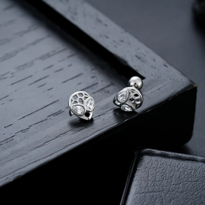 Boucles d'oreilles alien en métal argenté avec yeux en zircon et détails alvéolés évidés