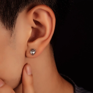 Boucles d'oreilles masque en argent avec cristaux scintillants pour un look punk chic
