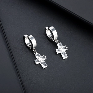 Boucles d'oreilles croix en acier argenté avec zircons carrés sur fond cuir noir