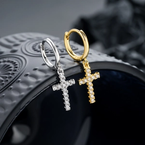 Boucles d'oreilles créoles croix avec oxydes de zirconium en argent et or sur fond noir