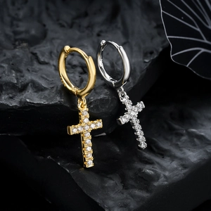 Boucles d'oreilles créoles croix en argent S925 avec zircons sertis sur pierre noire