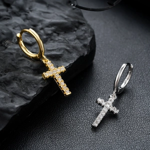 Boucles d'oreilles créoles croix en argent et or avec pierres de zircon pour un look unisexe