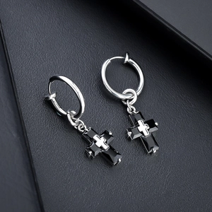 Boucles d'oreilles créoles avec croix en zircon noir sur cuir texturé gris foncé