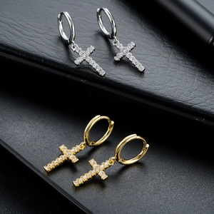 Boucles d'oreilles croix serties de zircons brillants avec finitions or et argent