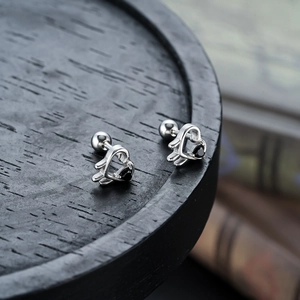 Boucles d'oreilles cœur ajouré avec zircons noirs et fermoir à vis sécurisé en argent