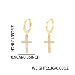 Boucles d'oreilles croix dorées avec zircons blancs, dimensions 2,8 cm sur 0,9 cm
