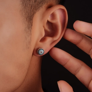 Herren Ohrstecker mit blauem Evil Eye und Zirkonia Steinen getragen von einem Modell