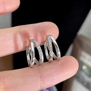Orecchini a cerchio triplo intrecciati argento da uomo con pietre di zircone