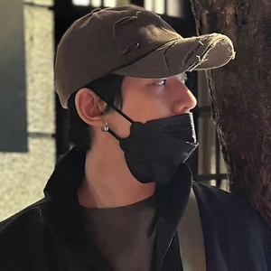 Cappellino marrone caffè stile vintage con dettagli strappati indossato da un modello