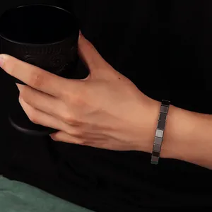 Bracelet élastique pour homme en hématite grise carrée au style industriel minimaliste