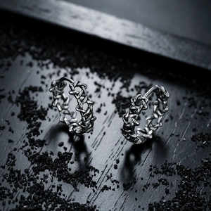 Boucles d'oreilles étoile tissées ajourées de style industriel en fini argent poli
