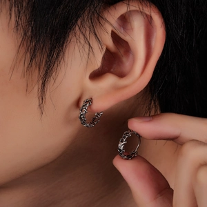 Boucles d'Oreilles Créoles Vintage en Acier Titane Étoile Évidée pour Hommes Femmes Boucles d'Oreilles Huggie Punk Finition Oxydée Bijoux Style Industriel