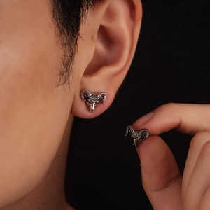 Clip per orecchio magnetica con testa di ariete retrò in argento antico per orecchie