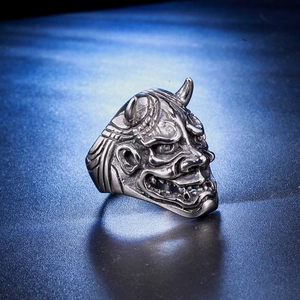 Macro de la bague masque Hannya en acier inoxydable argenté avec détails de crâne vintage