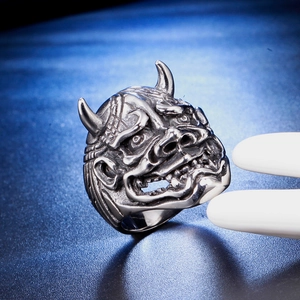 Vue macro d'une bague masque Prajna en acier inoxydable avec gravure détaillée