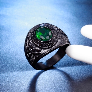Bague vintage U.S. Army en acier inoxydable noir avec pierre verte et gravure d'aigle