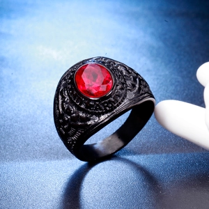 Détail macro d'une bague militaire pour homme avec pierre rouge et relief noir