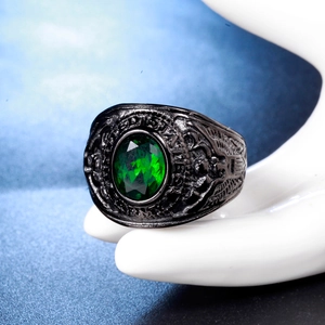 Vue macro d'une bague militaire US Army avec pierre verte et reliefs d'aigle