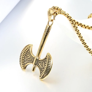 Collier avec pendentif hache de guerre viking dorée aux détails gravés sophistiqués