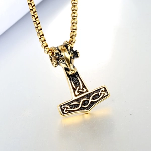 Pendentif marteau de Thor doré vintage avec tête de bélier et gravures celtiques