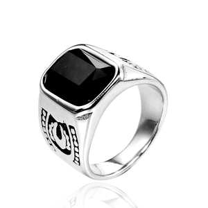 Men's titanium steel ring with square black gemstone and retro horse hoof pattern