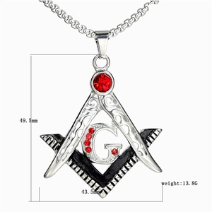 Détail du pendentif maçonnique montrant la hauteur de 49,5 mm et l'insert rouge