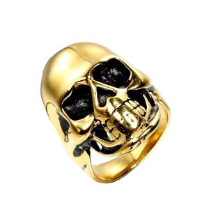 Bague tête de mort punk pour homme en or avec détails vintage sur fond blanc neutre