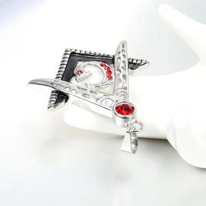 Pendentif franc-maçon argenté avec cristaux rouges sur présentoir main