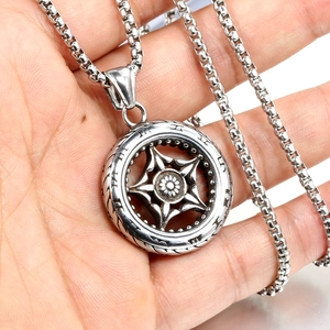 Détail du pendentif pneu en acier inoxydable avec motifs de runes et chaîne box