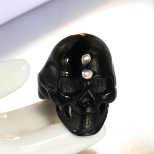 Bague tête de mort noire gothique punk avec finition brillante sur fond blanc