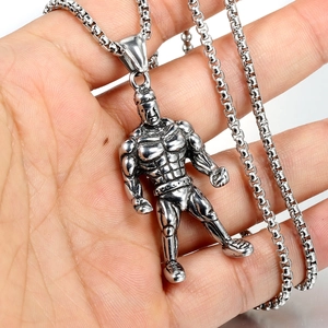 Collier avec pendentif homme musclé en acier titane et chaîne boîte argentée rétro