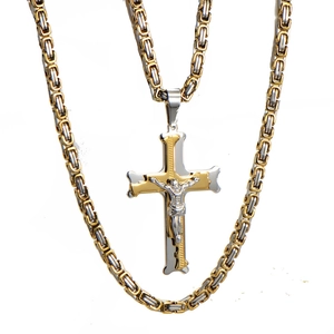Detail eines zweifarbigen Kruzifix-Anhängers an einer dicken Byzantiner-Kette