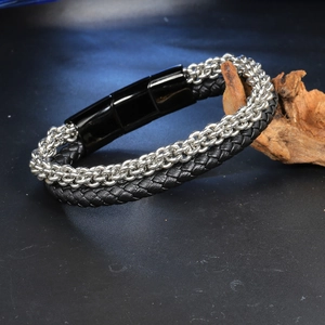 Herren Armband aus schwarzem Leder und Edelstahl mit quadratischem Metallverschluss