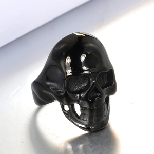 Bague tête de mort noire en acier inoxydable style punk gothique avec finition mate détaillée