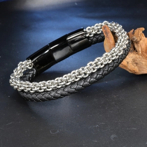 Mehrlagiges Herrenarmband aus geflochtenem Leder und Edelstahl mit Magnetverschluss