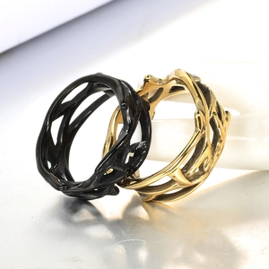 Fashionable stainless steel chain rings in black and gold on a display stand