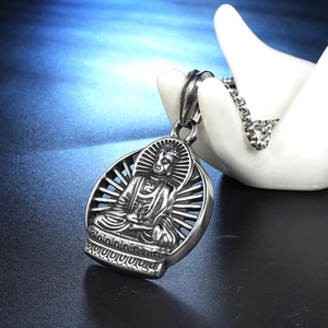 Makro-Detail des Vintage-Buddha-Reliefanhängers mit antikem Silberfinish und Stahlkette