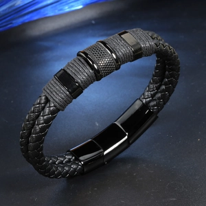 Bracelet pour homme en cuir tressé noir avec fermoir magnétique et anneaux acier